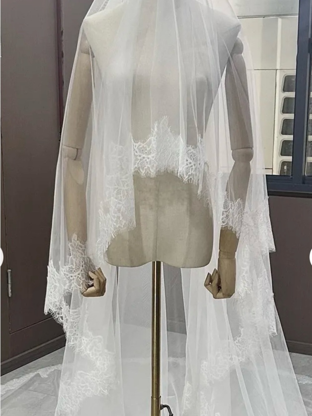 Lace-Trim Bridal Veil in White